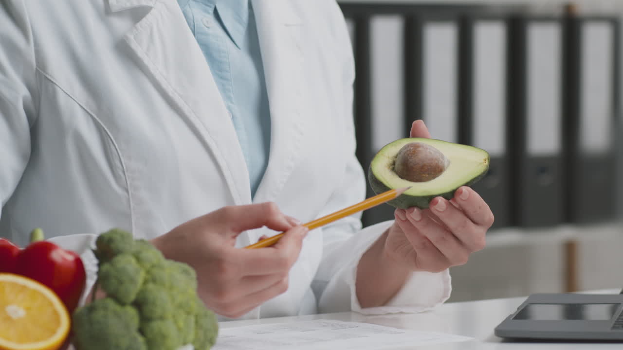 el médico discutiendo un plan de dieta saludable