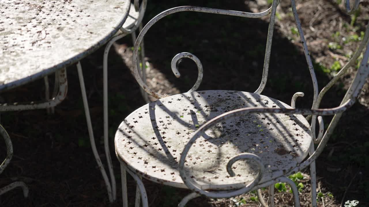 Rustikale Gartenmöbel: Stuhl und Tisch aus weiß lackiertem Stahl mit Vintage-Patina