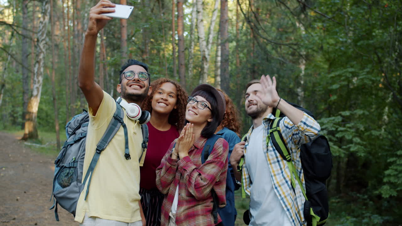 Amici che si fanno un selfie nel bosco