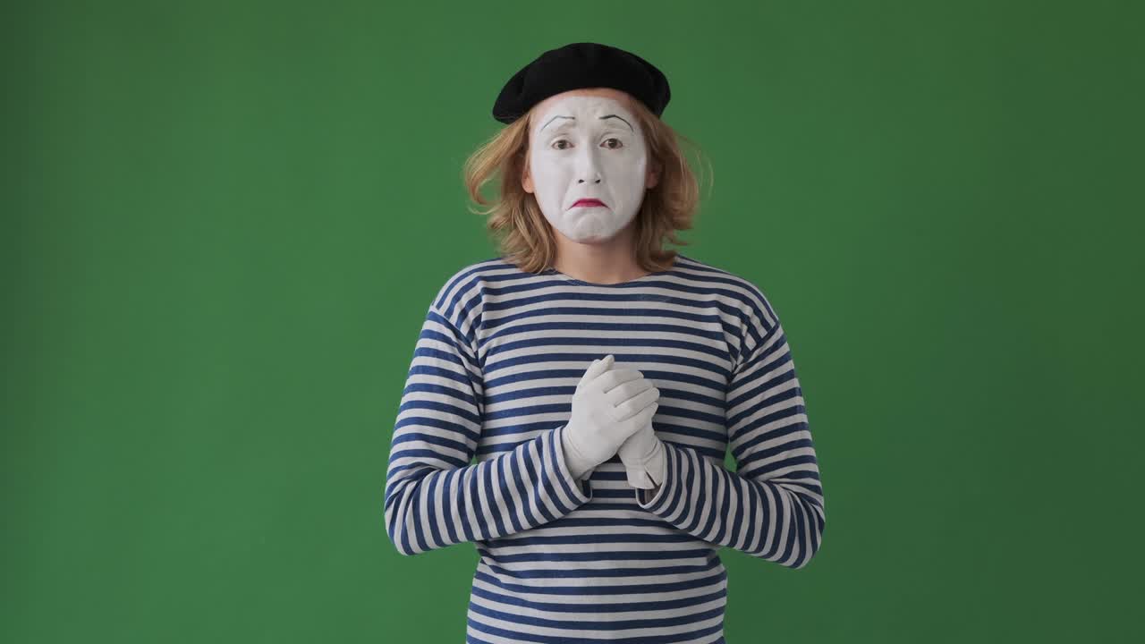 초록색 배경 위에서 울고 있는 미미 아티스트