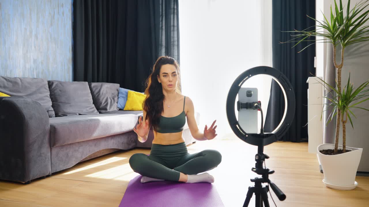 blogger de fitness que transmite desde su casa