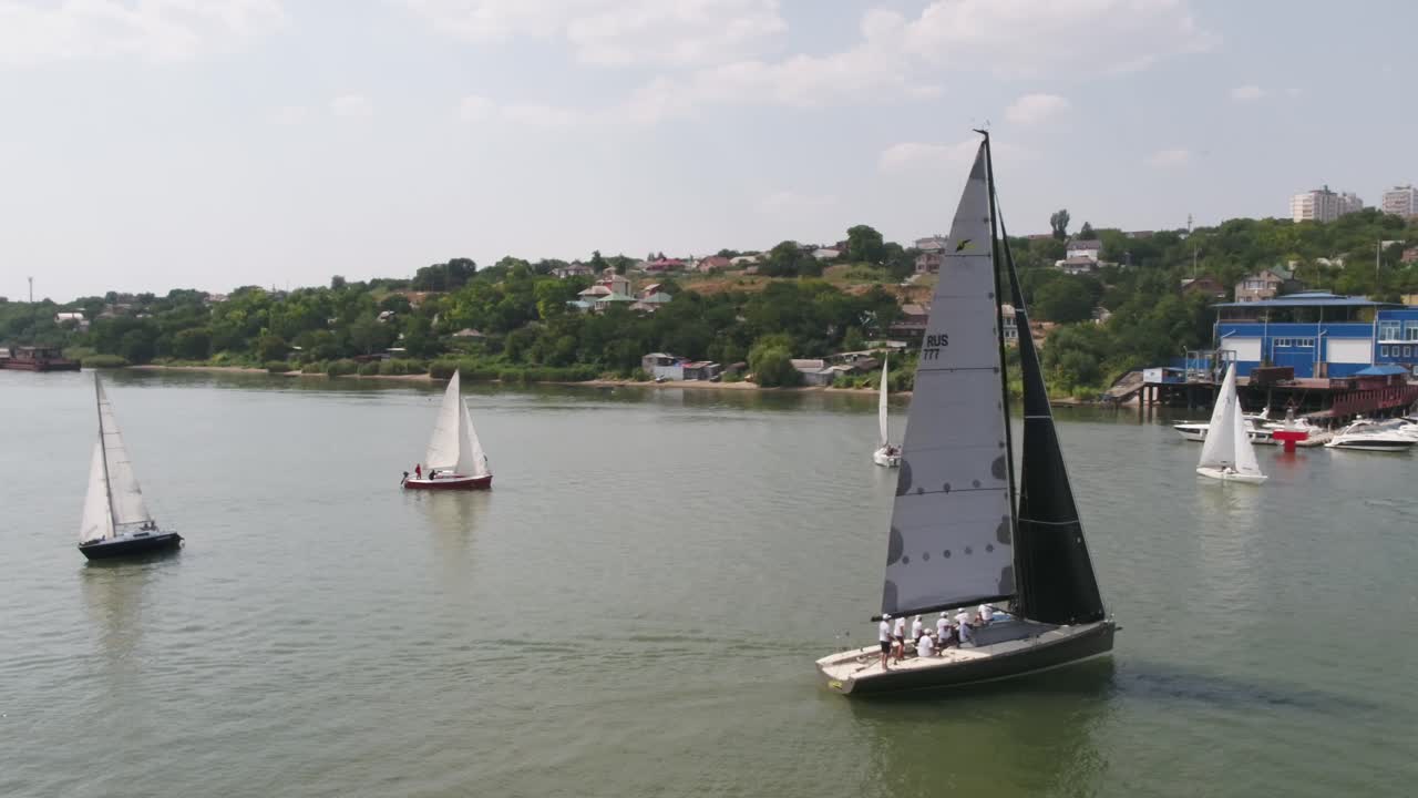 competición de vela en un río