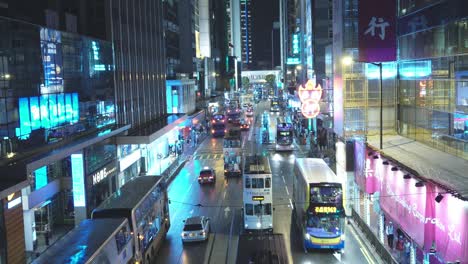 conducción nocturna en la calle de hong kong