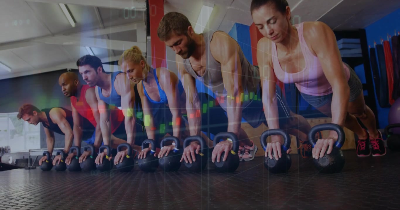 Sportschoolgroep begint met planken, zakt op kettlebells en drukt zich omhoog voor kracht, met overlays die de juiste vorm tonen.