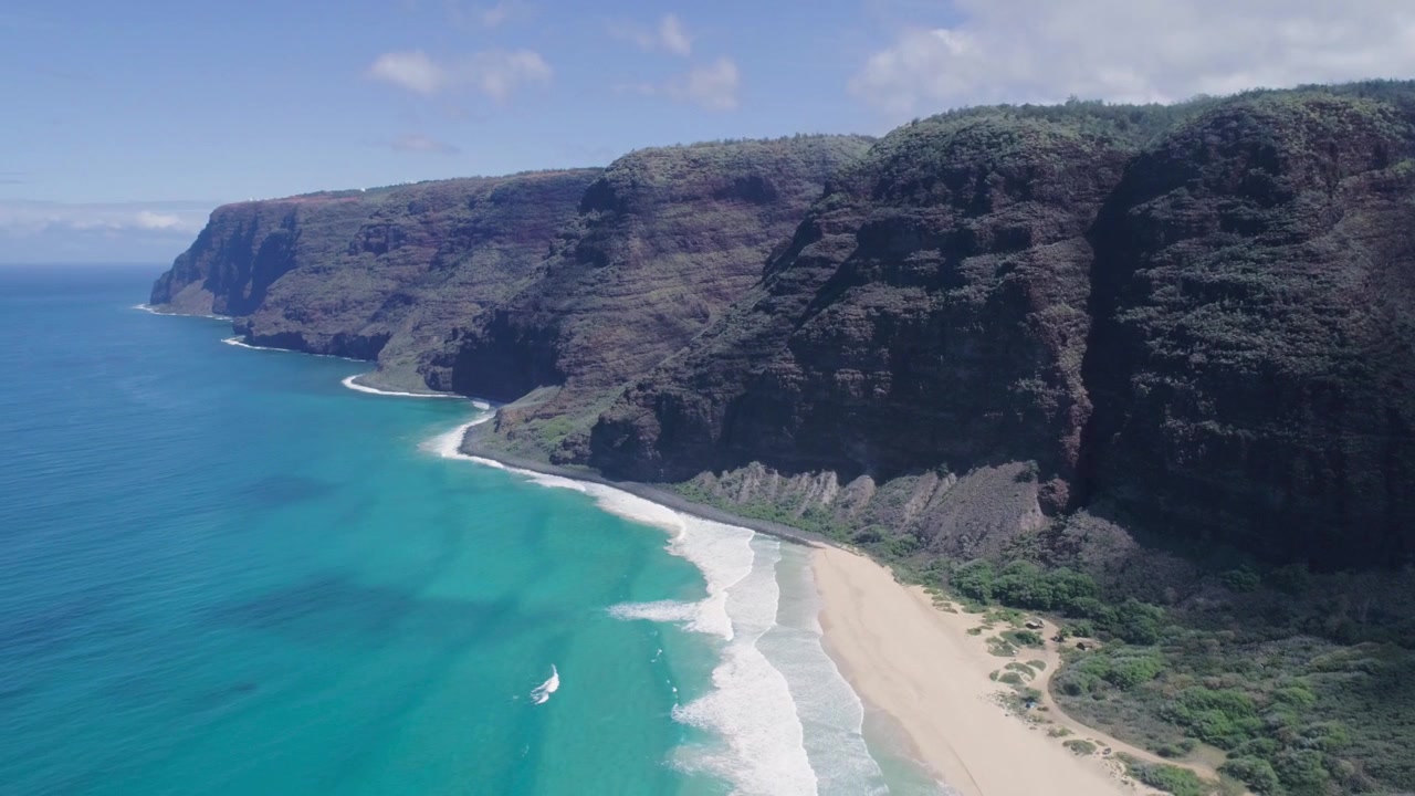 Vista aerea con drone della costa Napali di Kauai, Hawaii, con il surf della spiaggia di Polihale