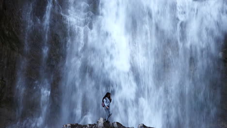 löwenherziger, mutiger latino in der gefährlichen cascada de sorrosal, spanien