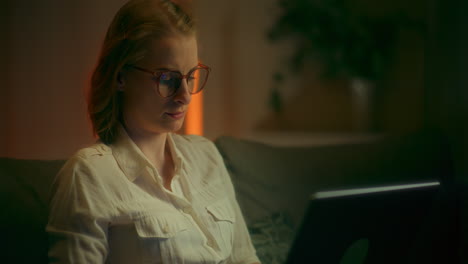 mujer cansada trabajando en la computadora portátil tarde en la noche