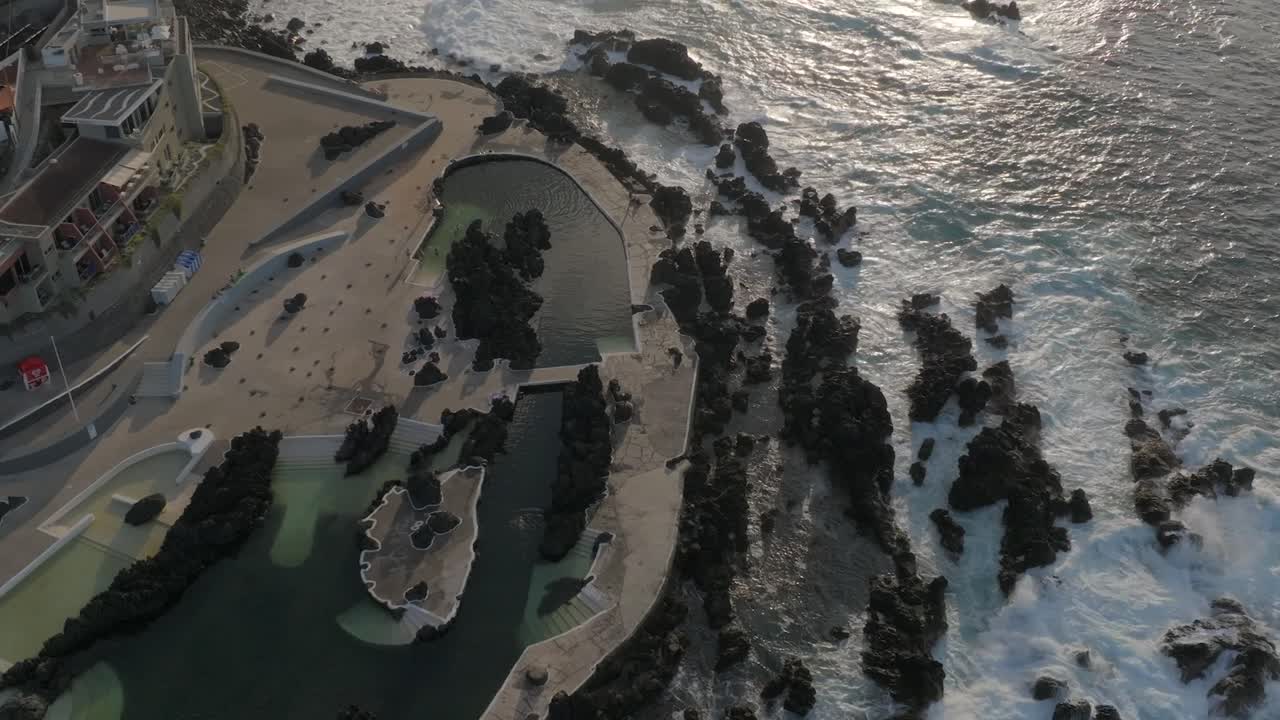 마데라의 포르토 모니즈의 화산 수영장 - 해가 지는 동안 촬영 된 절벽, 바다, 수영장, 집