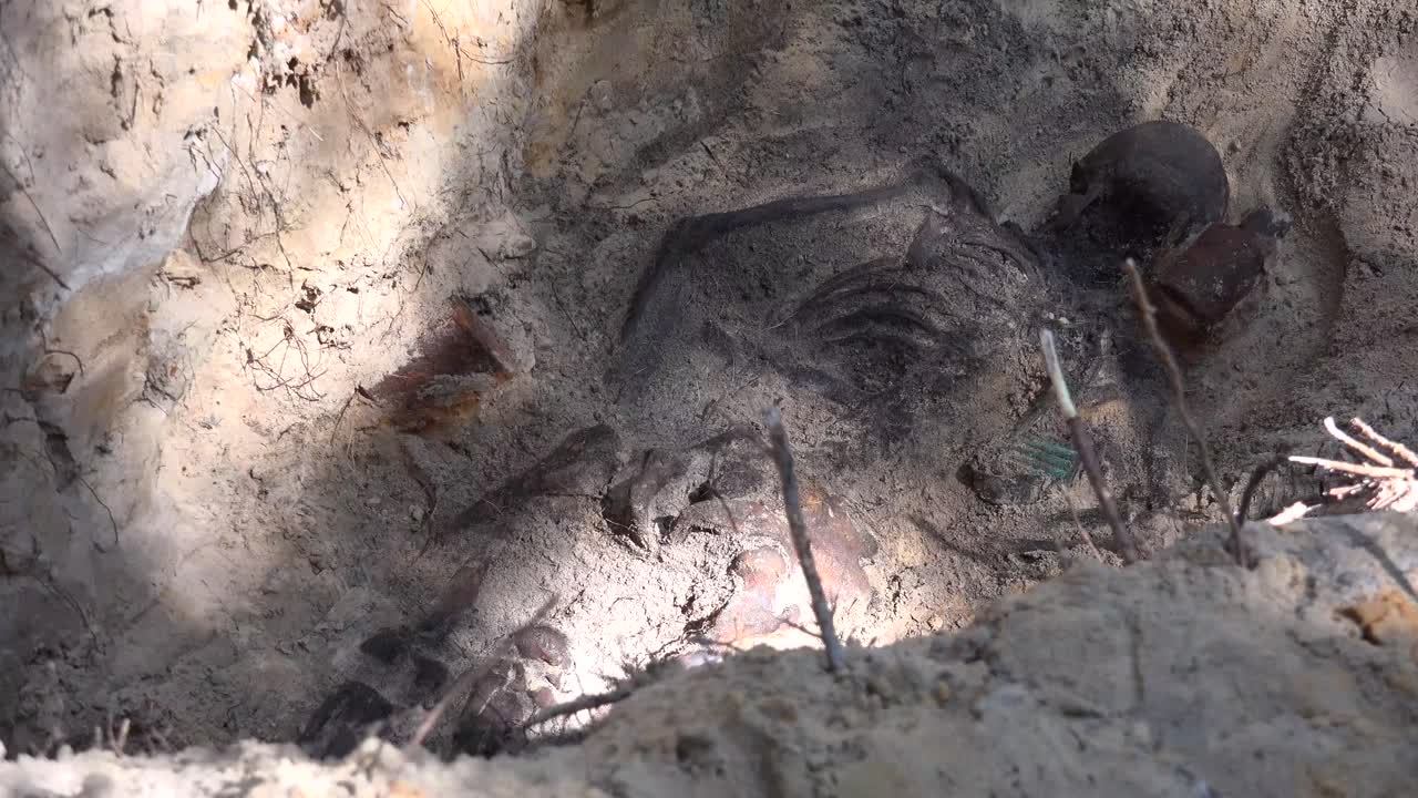 exhumación es el acto de desenterrar, especialmente un cadáver