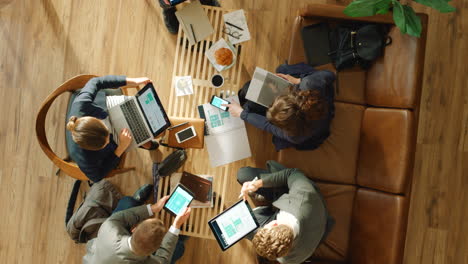 reunión de negocios, desarrollador de aplicaciones