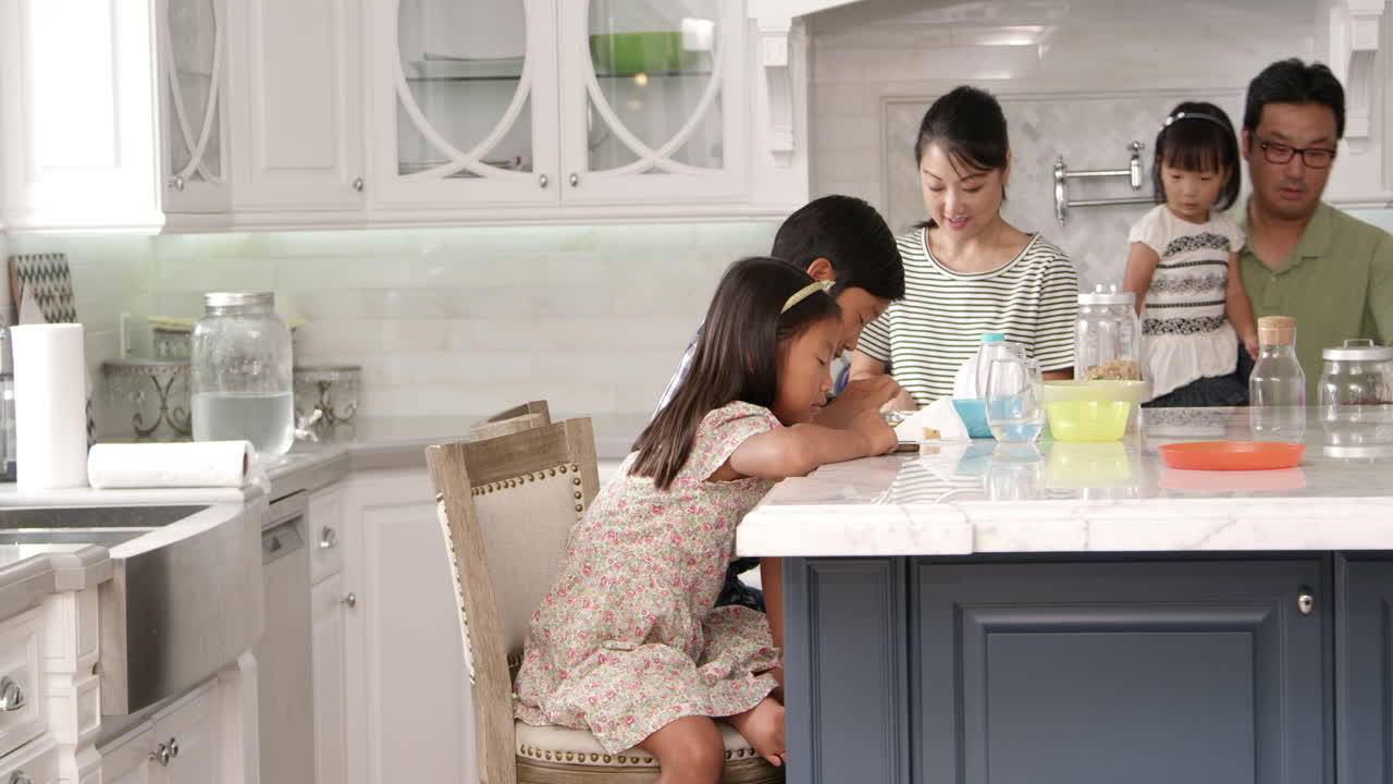 가족은 아침 식사를 하고 r3d로 촬영된 컴퓨터 게임을 합니다.