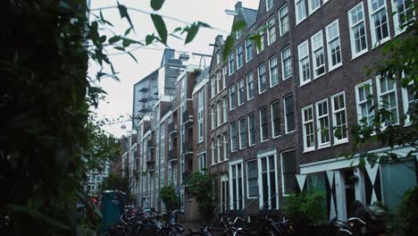 calle estrecha de ámsterdam con edificios históricos