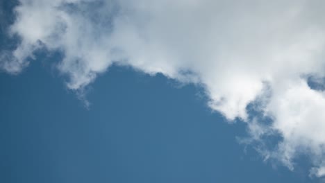 nubes esponjosas blancas en movimiento rápido aisladas en el cielo azul, vista estática