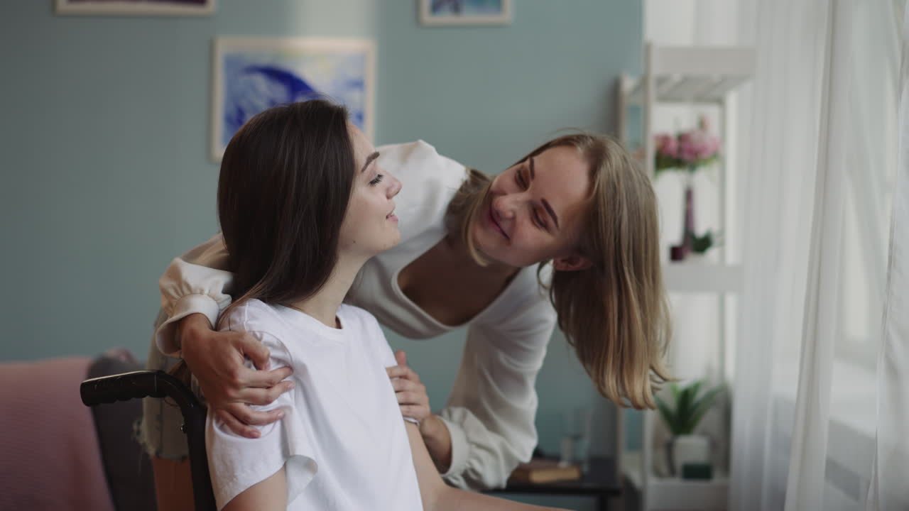 금발 여성이 갈색 여자 친구를 안아주고 지원하기 위해 온다.