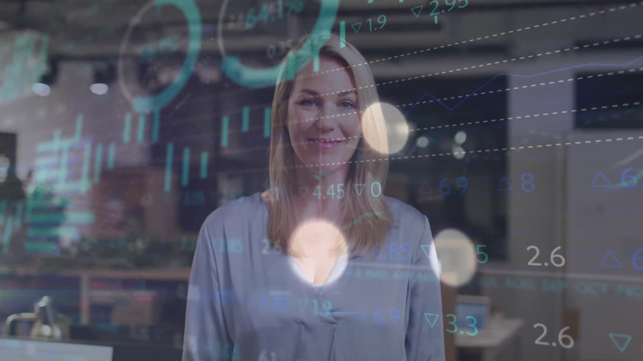 animación del procesamiento de datos financieros sobre una mujer de negocios caucásica