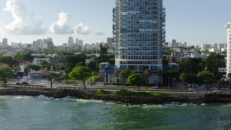 drone volando a lo largo del paseo marítimo malecón en santo domingo en república dominicana