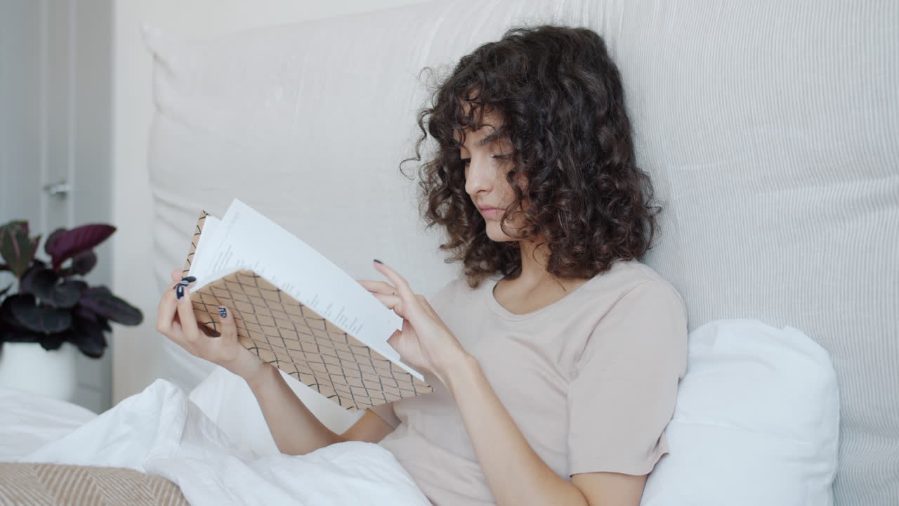 mujer leyendo en la cama