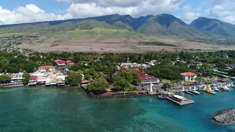 la vista aérea histórica del avión no tripulado de la calle frontal en lahaina maui 4k