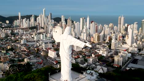 Luftaufnahmefenster-Rechts-Von-Christus-Dem-Remeder-In-Balneario-Camboriu,-Brasilien-Mit-Der-Stadt-Und-Dem-Strand-Im-Hintergrund-Von-Der-Linken-Seite