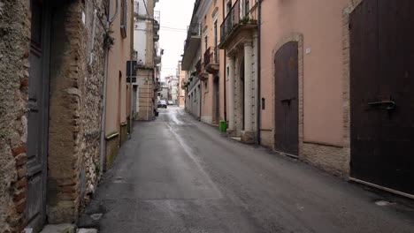 Vista-De-Las-Estrechas-Calles-De-Guardiagrele-En-Invierno,-Abruzzo,-Italia.