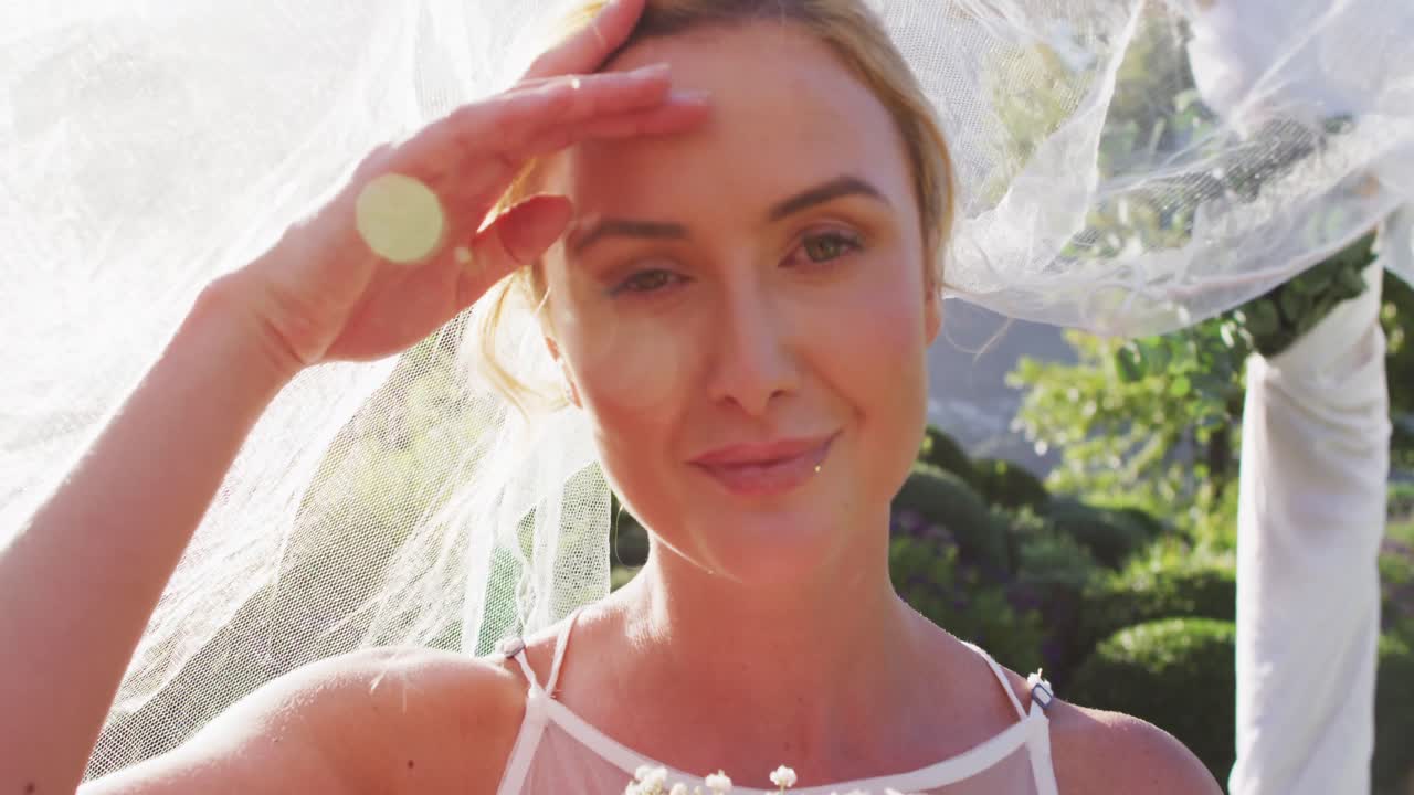 카메라를 쳐다보며 웃고 있는 백인 신부의 초상화