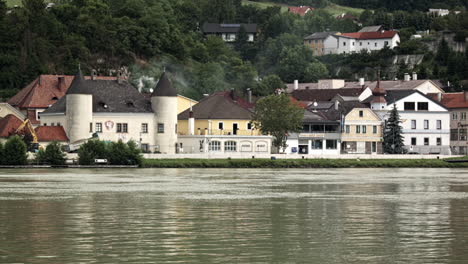 Häuser-Am-Donauufer-6