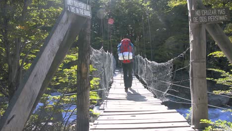 Junge-Frau-überquert-Die-Hängebrücke-Auf-Einer-Wanderung-Im-Nationalpark-Torres-Del-Paine,-Patagonien,-Chile