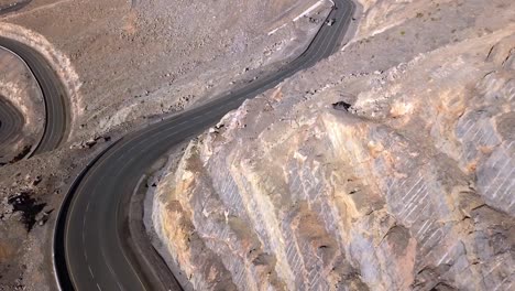 El-Sinuoso-Camino-Por-La-Ladera-De-La-Montaña-De-Jebel-Jais-En-Ras-Al-Khaimah,-Emiratos-árabes-Unidos,-Perfecto-Para-Un-Viaje-Por-Carretera---Toma-Aérea