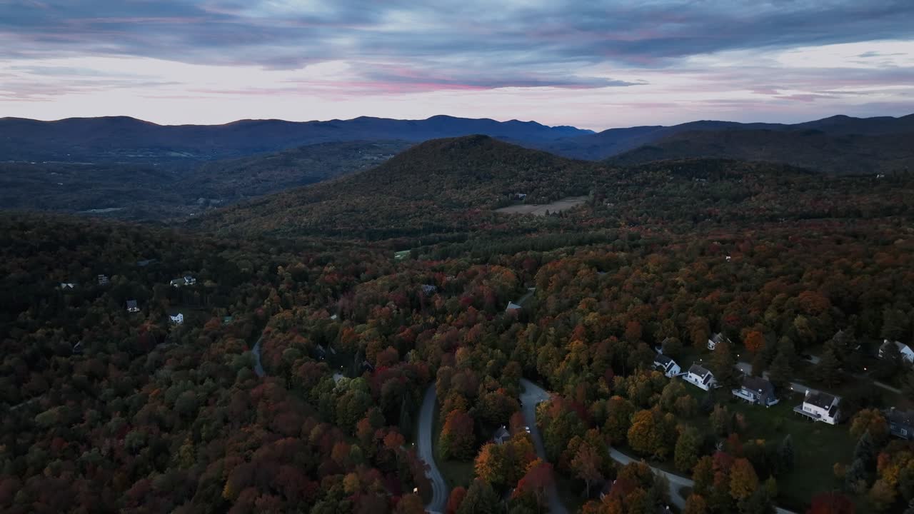 vasto paisaje de montañas de bosque de otoño cerca de la ciudad de stowe en vermont, estados unidos