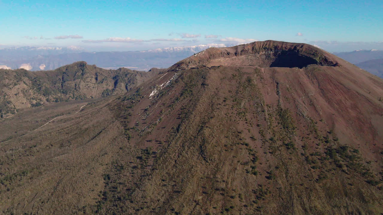 vista aérea en órbita hacia el pico del monte vesubio, sur de italia en un día soleado