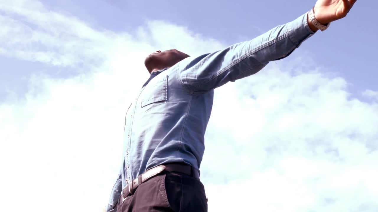 팔 을 펴고 서 있는 사람