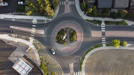 Toma-Ascendente-Y-Giratoria-De-Una-Rotonda-En-Una-Curva,-Oregon,-Con-Autos-Dando-Vueltas.