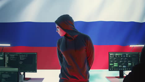 Russischer-Hacker-In-Einer-Staatlichen-IT-Umgebung-Mit-Einer-Russischen-Flagge