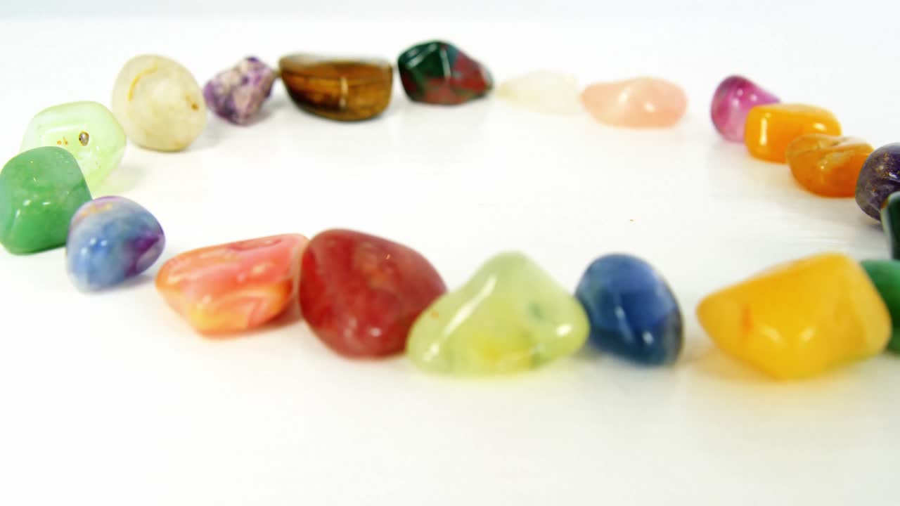 원으로 배열 된 다채로운 자갈 돌의 클로즈업