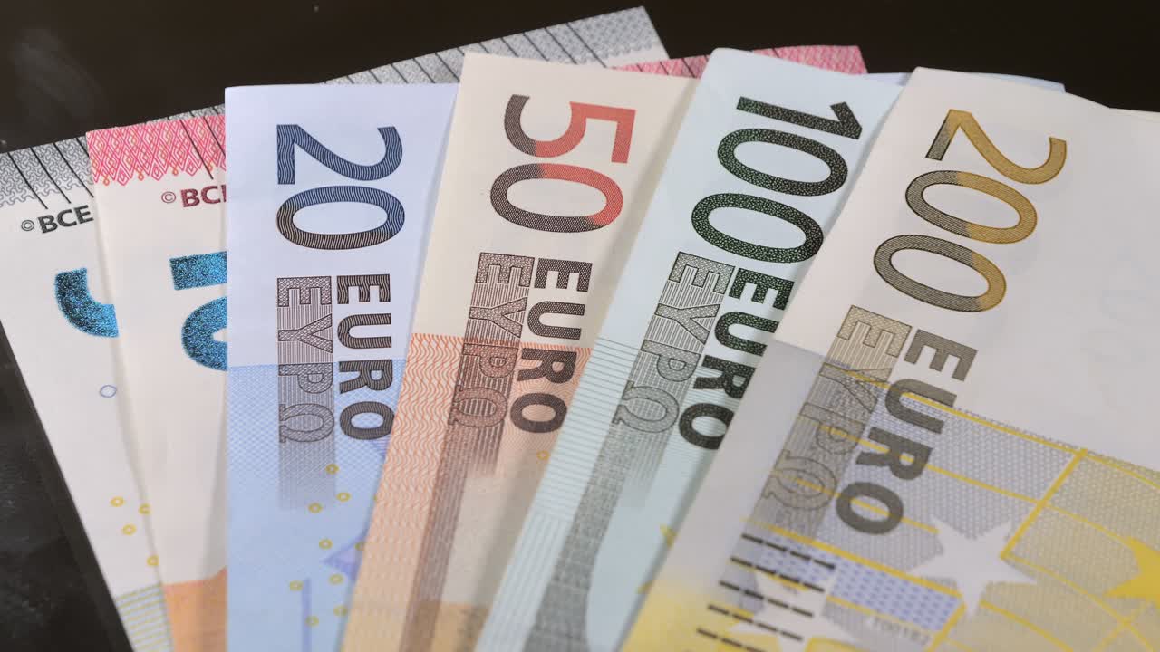 Primer plano de billetes de euro de diferentes valores. 4K UHD.