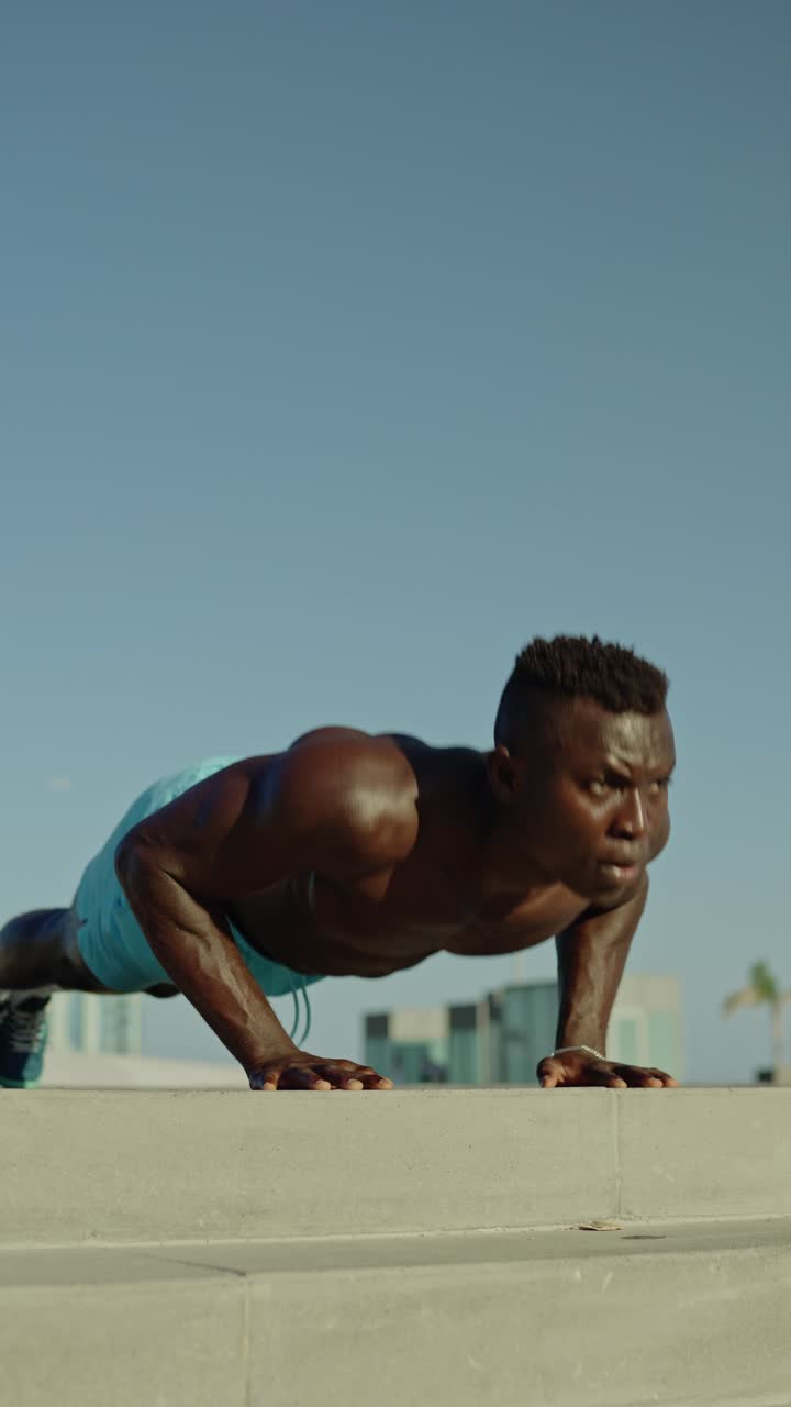 hombre haciendo flexiones al aire libre