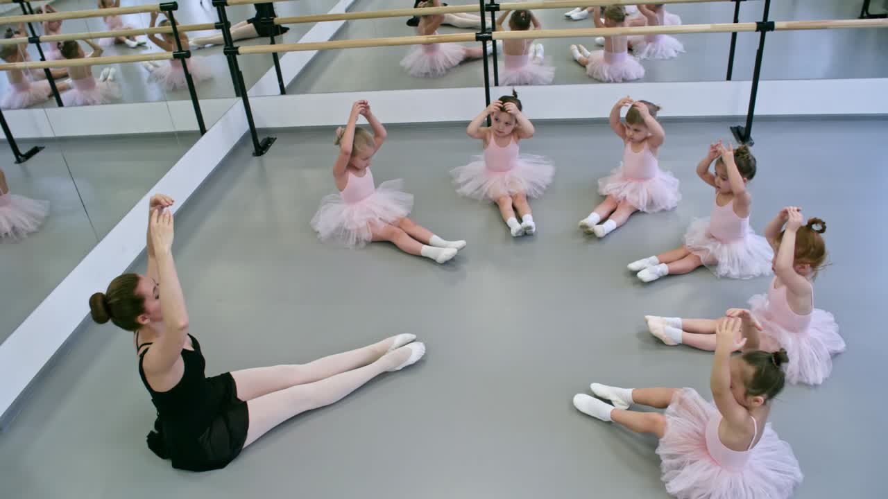 여자애들이 워밍업 운동을 하고 있습니다.