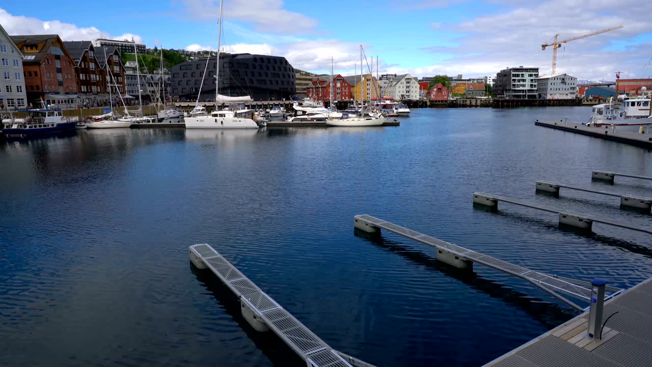 Udsigt over en marina i Tromsø, Nordnorge