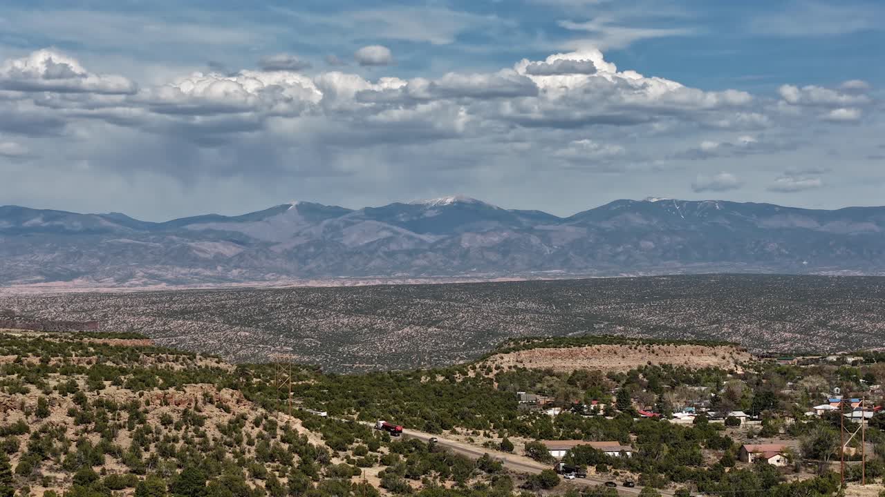 Questo timelapse cinematografico con drone mostra drammatici fenomeni meteorologici mentre nuvole temporalesche si addensano sulla cima del monte Santa Fe Baldy. Ideale per narrazioni suggestive e riprese aeree (b-roll) ad alta quota.