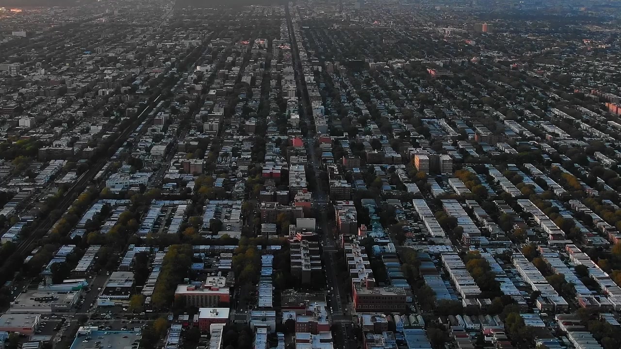 Vedute di New York City che mostrano edifici e strade in una vista aerea.