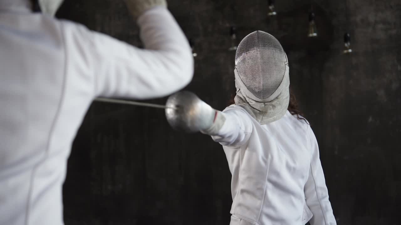 competición de esgrima femenina