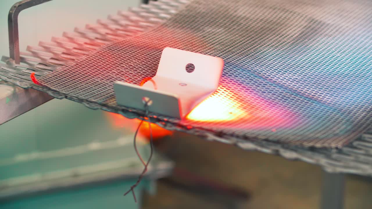 encendiendo un gran soplete de gas con llama caliente azul para calentar el metal