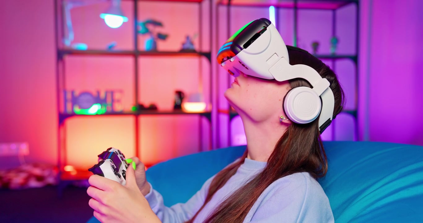 Giovane donna che gioca a un gioco di realtà virtuale con controller in una stanza illuminata al neon