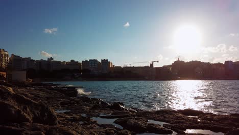 Zeitraffervideo-Aus-Malta,-Sliema-Mit-St.-Julians-Bay-Im-Vordergrund-Bei-Herbstlichem-Sonnenuntergang