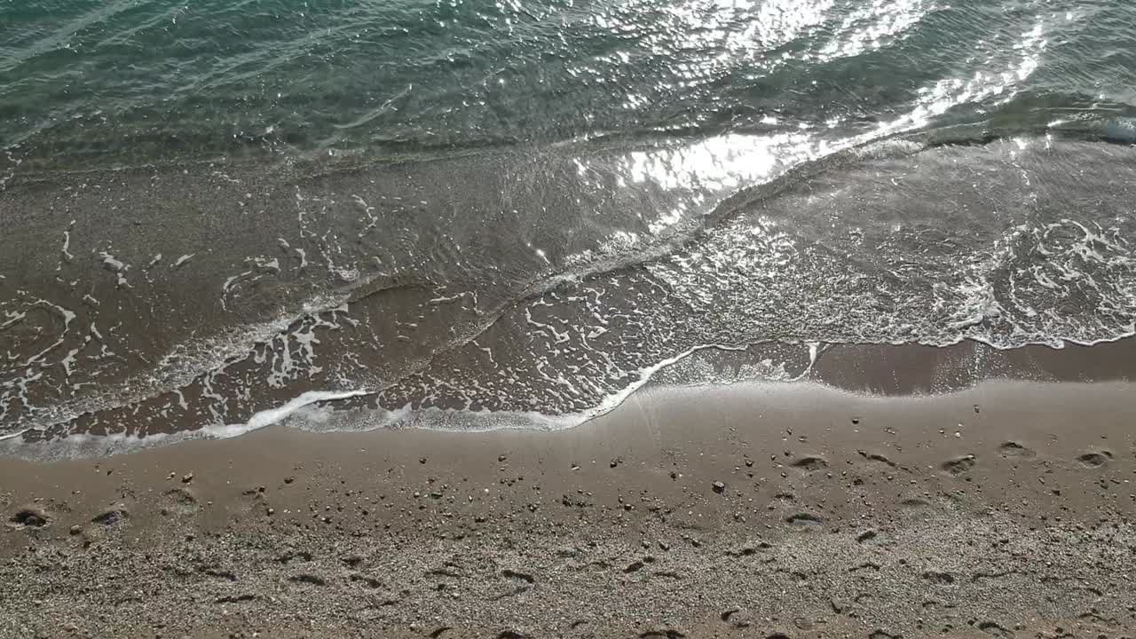 해안을 따라 고요하고 편안한 파도가 있는 해변의 공중 전망