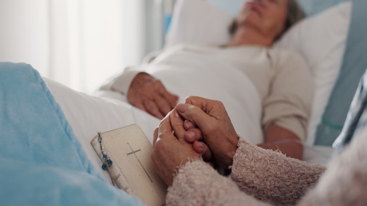 Mani che si tengono, bibbia e donne anziane in ospedale
