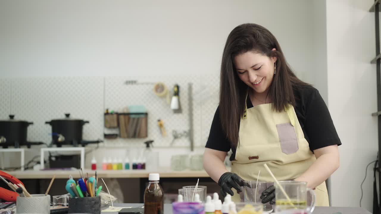 Mujer elaborando velas en su taller