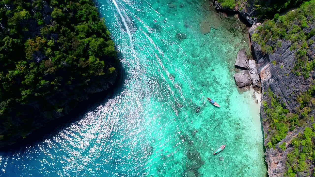 밝고 화창한 날에 태국 롱테일 보트가 있는 해안의 공중 전망