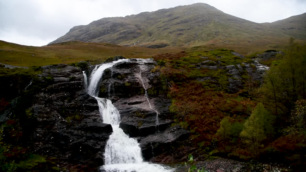 cascadas en las montañas de escocia