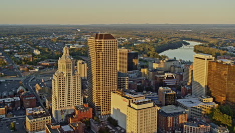 El-Dron-Cinemático-Hartford-Connecticut-Aéreo-V11-Vuela-Alrededor-Del-Distrito-Central-Capturando-El-Hermoso-Paisaje-Urbano-Y-El-Paisaje-Del-Centro-En-Las-Horas-Doradas-Del-Atardecer---Filmado-Con-Una-Cámara-Inspire-2,-X7---Octubre-De-2021